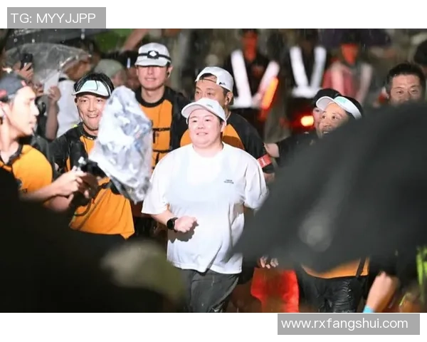 手碰到女选手胸口下缘，韩国马拉松教练堕入性骚扰争议后出头解说